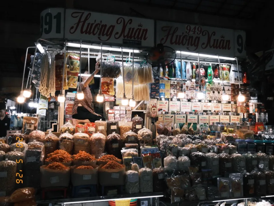 Bàn ăn tại Nguyễn Thị Loan